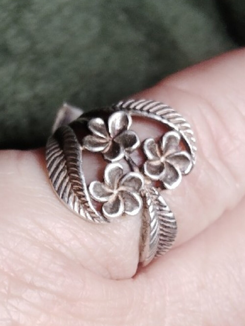 SWEET, & ORNATE, SOLID STERLING SILVER, FLORAL & LEAF MOTIF, RING. SIZE 6